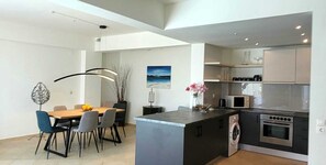 Villa, 4 chambres, fumeur, piscine privée | Salle à manger