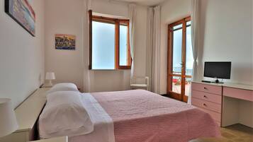 Apartamento panorámico, 2 habitaciones | Vistas al mar