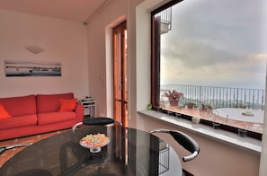 Panoramic-Apartment, 2 Schlafzimmer | Wohnzimmer | Flachbildfernseher
