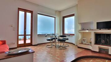 Apartamento panorámico, 2 habitaciones | Zona de estar | Una televisión de pantalla plana