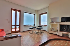 全景公寓, 2 间卧室 | 起居区 | 平板电视