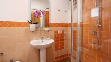 City appartement, 1 slaapkamer | Badkamer | Een douche, een regendouche, een haardroger, een bidet