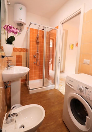City-Apartment, 1 Schlafzimmer | Badezimmer | Dusche, Regendusche, Haartrockner, Bidet