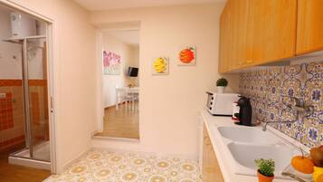 City appartement, 1 slaapkamer | Privékeuken | Een koelkast met diepvriezer, een microgolfoven, een oven, een kookplaat