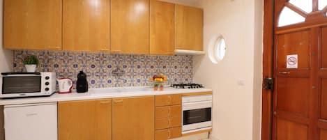 City Apartment, 1 Bedroom | Private kitchen | Full-size fridge, microwave, oven, stovetop