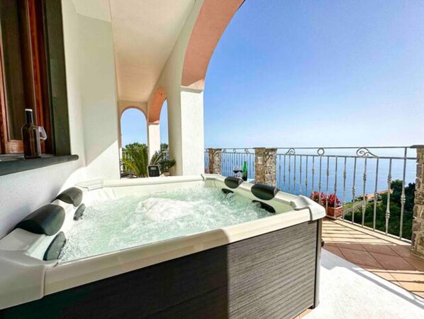 A hot tub on a balcony with a view of the sea. - Villa Del Moro (Agerola)