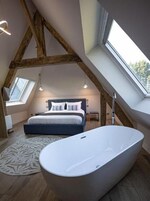 Roupas de cama premium, frigobar, cofres nos quartos