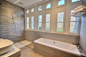 Deluxe kamer, uitzicht op tuin (5) | Badkamer | Designer toiletartikelen, een haardroger, badjassen, pantoffels