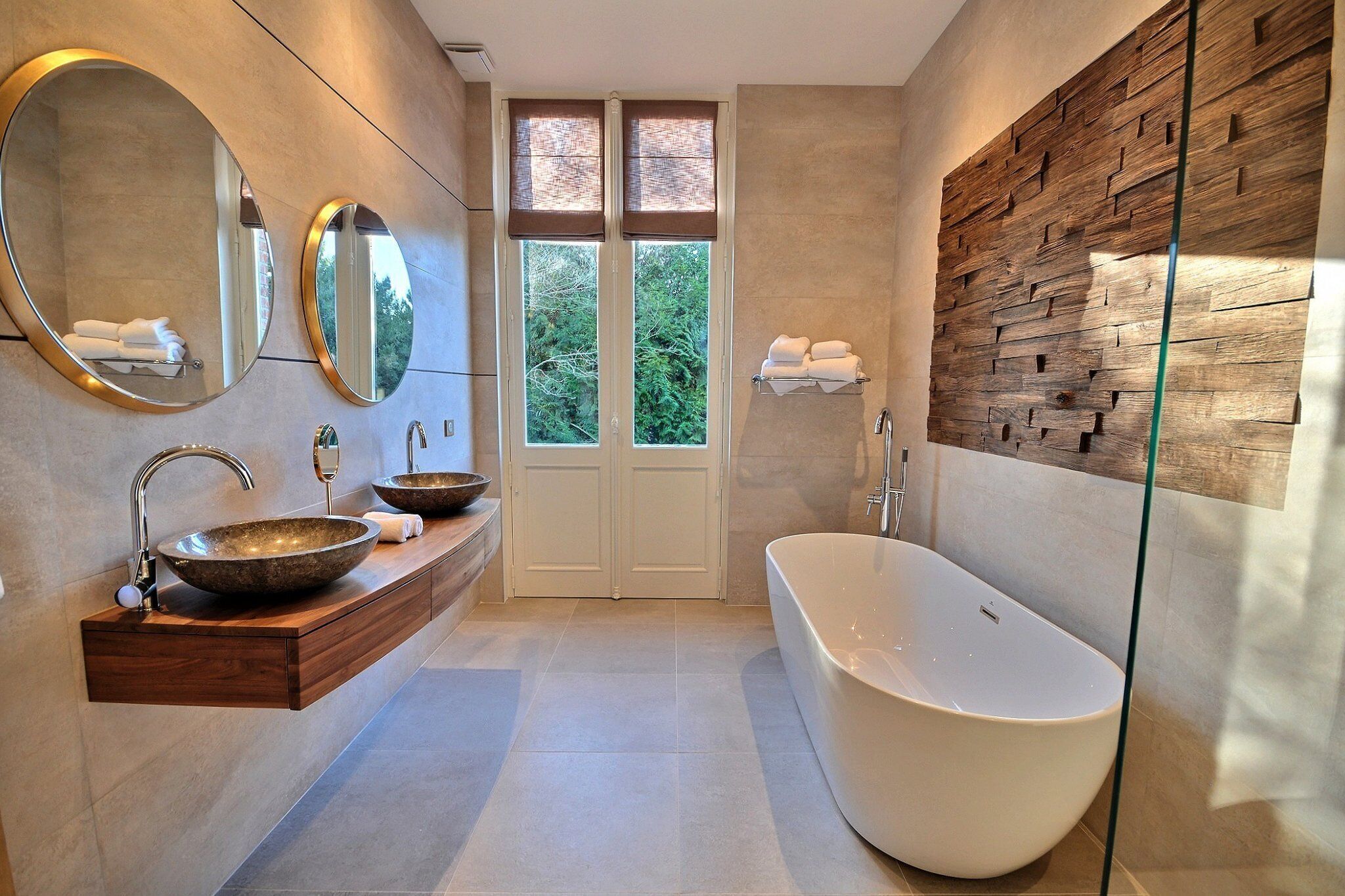 Deluxe-rum - utsikt mot trädgården (2) | Badrum | Lyxtoalettartiklar, hårtork, badrock och tofflor