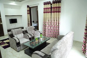 Căn hộ, 3 phòng ngủ, phù hợp cho người khuyết tật, hút thuốc | Phòng khách | TV 