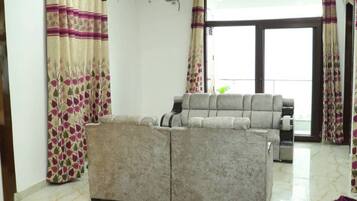 Apartemen, 3 kamar tidur, akses difabel, Boleh Merokok | Ruang keluarga | TV