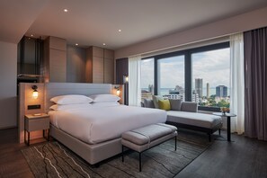 In-room safe, desk, laptop workspace, iron/ironing board - Courtyard by Marriott Penang (George Town)