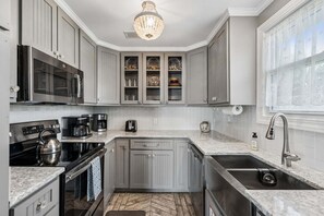 Frigorifero, microonde, forno, piano cottura