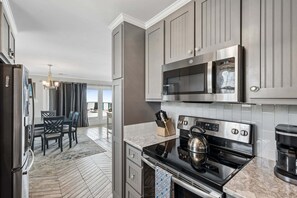 Frigorifero, microonde, forno, piano cottura