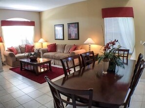 House, 5 Bedrooms | Living room