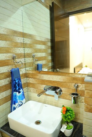 Appart'hÎtel, 3 chambres, accessible aux personnes à mobilité réduite, fumeurs | Salle de bain