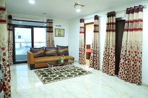 Condo, 3 Bedrooms, Accessible, Smoking | Living room