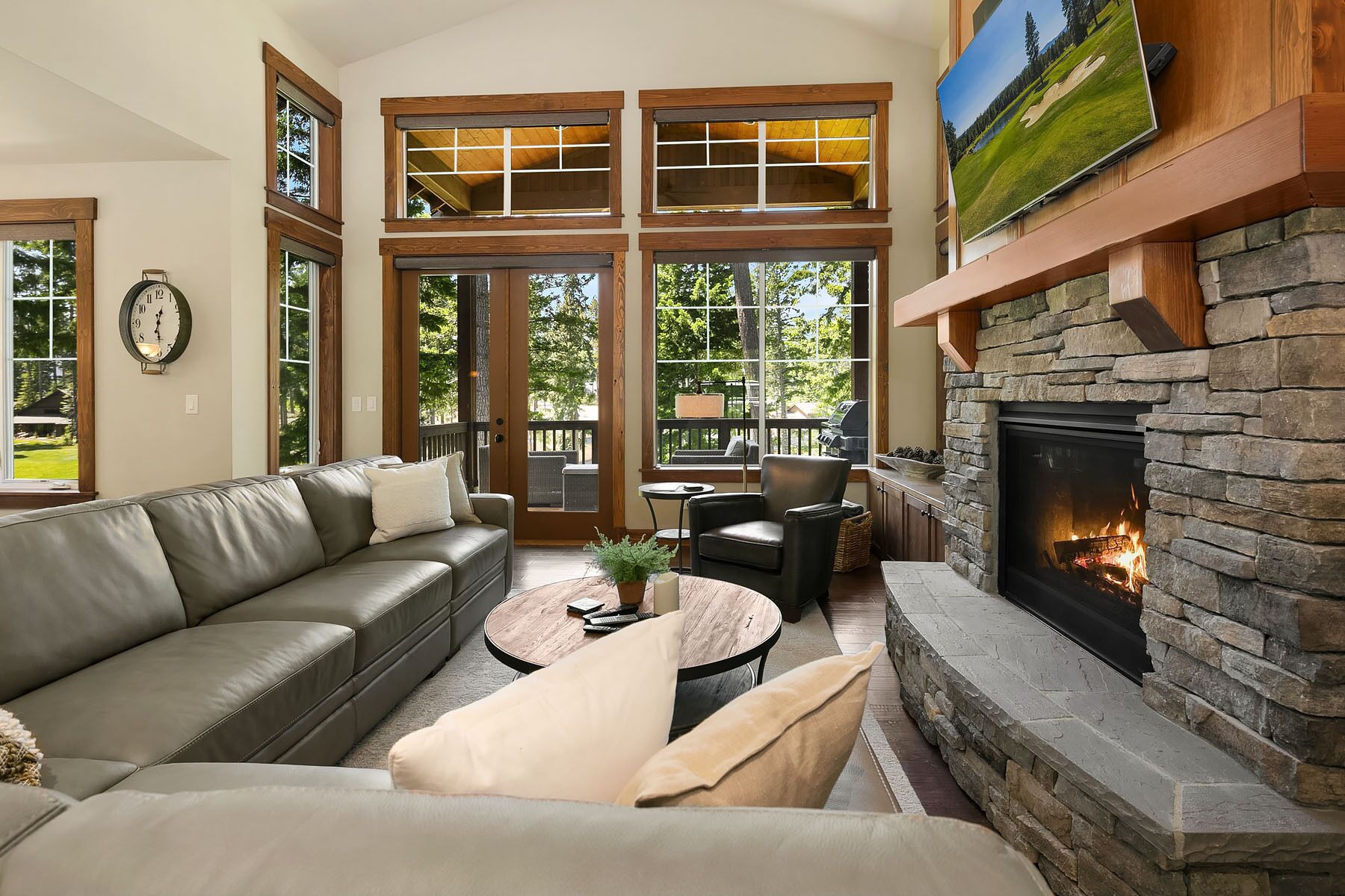 TV, lareira, pebolim, mesa de pingue-pongue