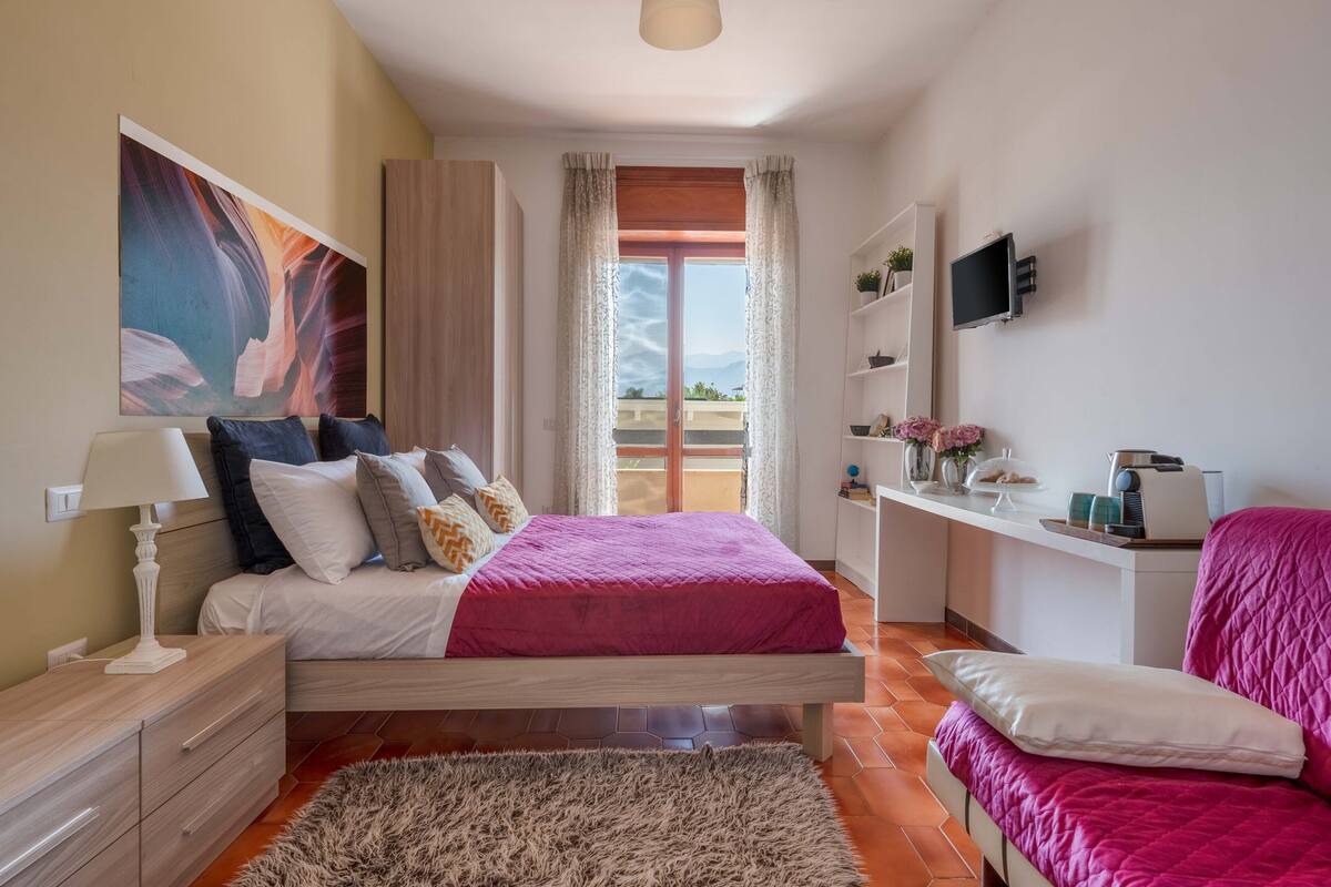 Quarto casal conforto, sacada, vista para a montanha | Frigobar, Wi-Fi de cortesia, roupa de cama