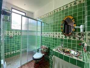 Douche, séchoir à cheveux, serviettes fournies, savon