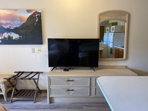 Interior - Waterfront studio View of flathead Lake (Bigfork)