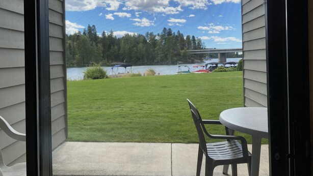 Interior - Waterfront studio View of flathead Lake (Bigfork)
