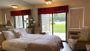 Room - Waterfront studio View of flathead Lake (Bigfork)