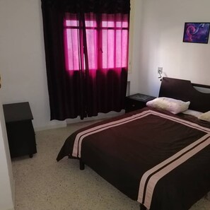 4 عدّة غرف نوم ومكواة/لوح كي