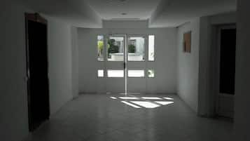 Apartment, 3 Bedrooms, Smoking, Balcony | Front of property