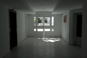 Apartment, 3 Bedrooms, Smoking, Balcony | Front of property
