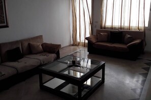 Departamento, 3 habitaciones, para fumadores, balcón | Área de sala de estar | Televisión 