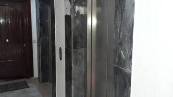 Apartment, 3 Bedrooms, Smoking, Balcony | Front of property
