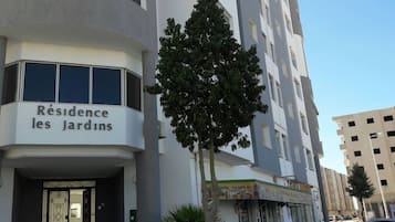 Apartment, 3 Bedrooms, Smoking, Balcony | Property entrance