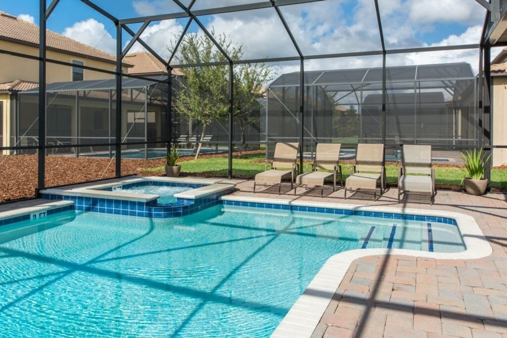 Una piscina al aire libre