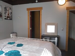 2 bedrooms, WiFi, bed sheets