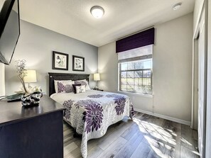 A bedroom with a bed, bedside tables, a window with blinds, and a ceiling light. - Windsor-5 Bed W/splashpool-3801ww 5 Bedroom Townhouse by RedAwning (Kissimmee)