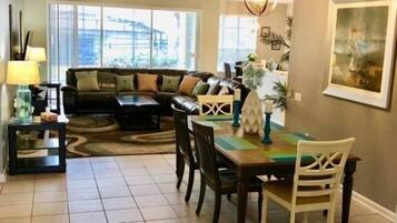 Villa, 5 Bedrooms | Dining