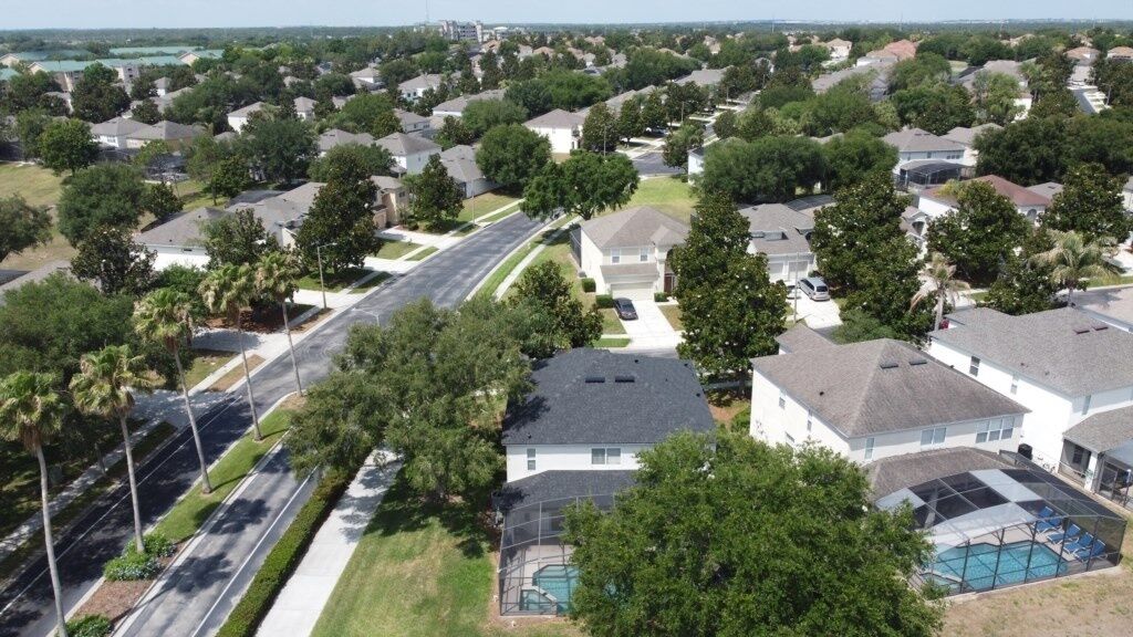 Un quartier résidentiel avec des maisons, des rues et une piscine.