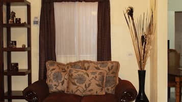 Casa, 3 habitaciones, para fumadores, hidromasaje | Área de sala de estar | Libros