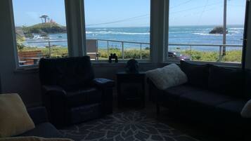 Una Smart TV, un reproductor de DVD, libros