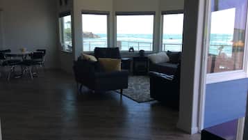 Una Smart TV, un reproductor de DVD, libros