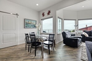 Interior - Seaside Vacation Rental    Fantastic Ocean and Battery Point light House veiws (Crescent City)