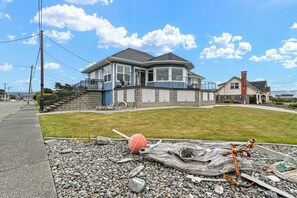 Exterior - Seaside Vacation Rental Fantastic Ocean and Battery Point light House veiws (Crescent City)
