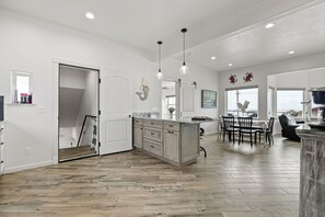 Interior - Seaside Vacation Rental Fantastic Ocean and Battery Point light House veiws (Crescent City)
