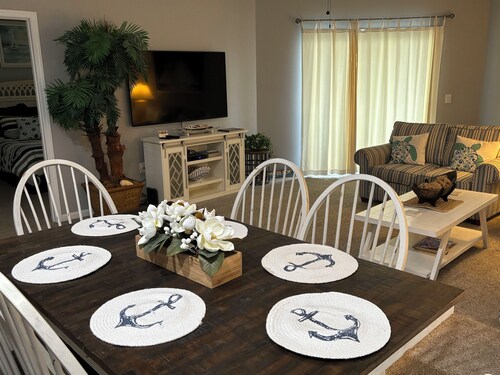 Beautiful & Spacious 3BR/2BA Condo, Oceanview, Pool and 2min Walk to Beach!