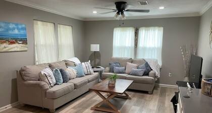 !!!Private Lake!!! Fishing, Swimming & MORE!!! Charming Lakeside Bungalow!!