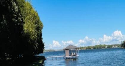 !!!Private Lake!!! Fishing, Swimming & MORE!!! Charming Lakeside Bungalow!!