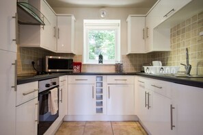 Réfrigérateur, four à micro-ondes, un four, cafetière-théière