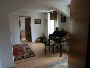 Departamento, 1 habitación, chimenea, vista a la montaña | Pasillo