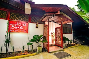 Vila, 2 quartos, varanda, vista para o jardim | Fachada